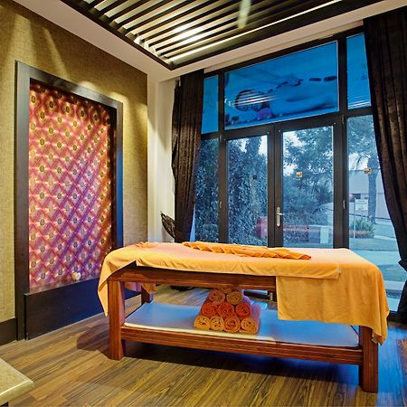 Asteria Family Resort Belek Antalya Luaran gambar A massage table