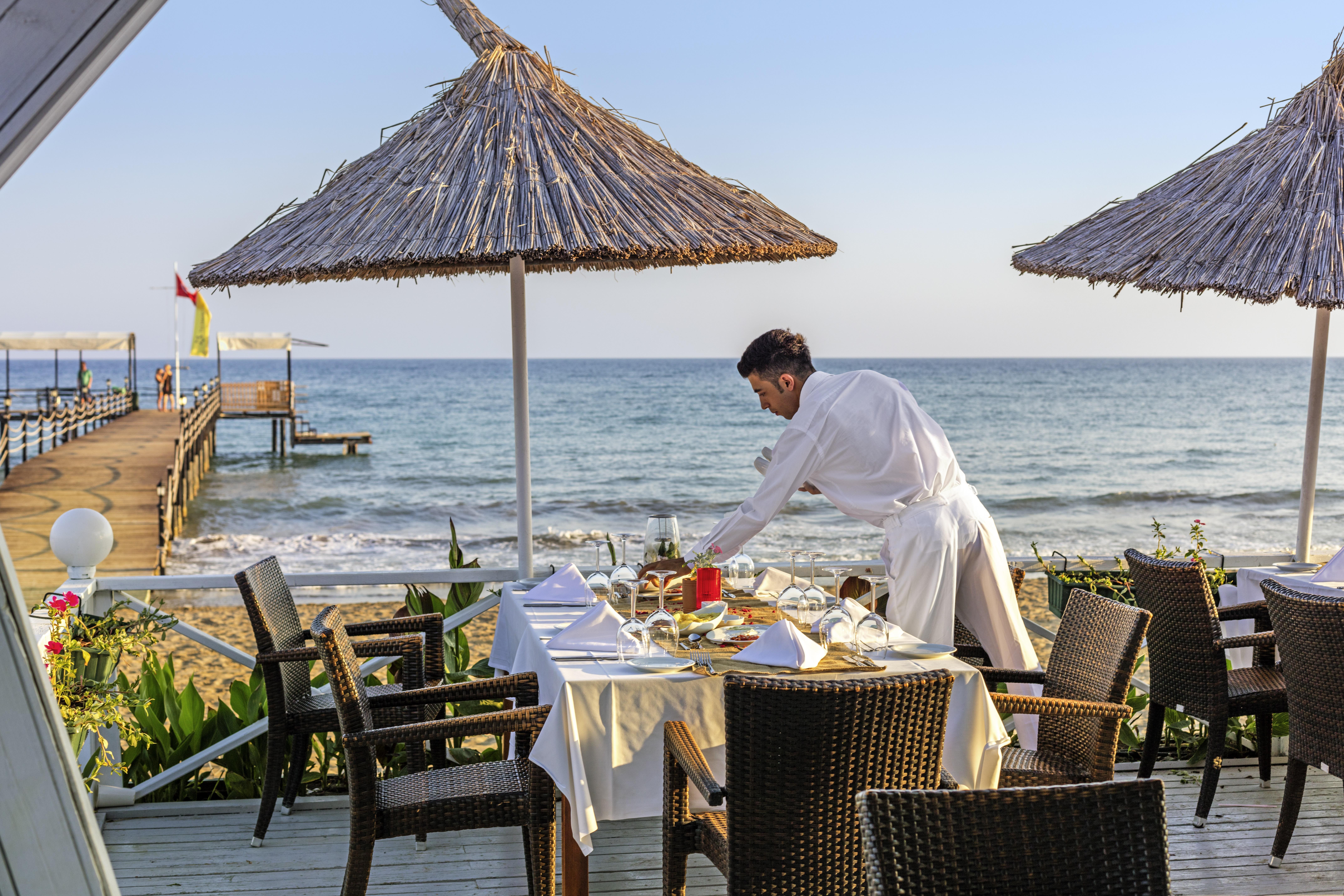 Asteria Family Resort Belek Antalya Luaran gambar A waiter at a beach restaurant